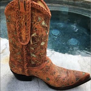 Beautiful old gringo cowgirl boots. 🌻